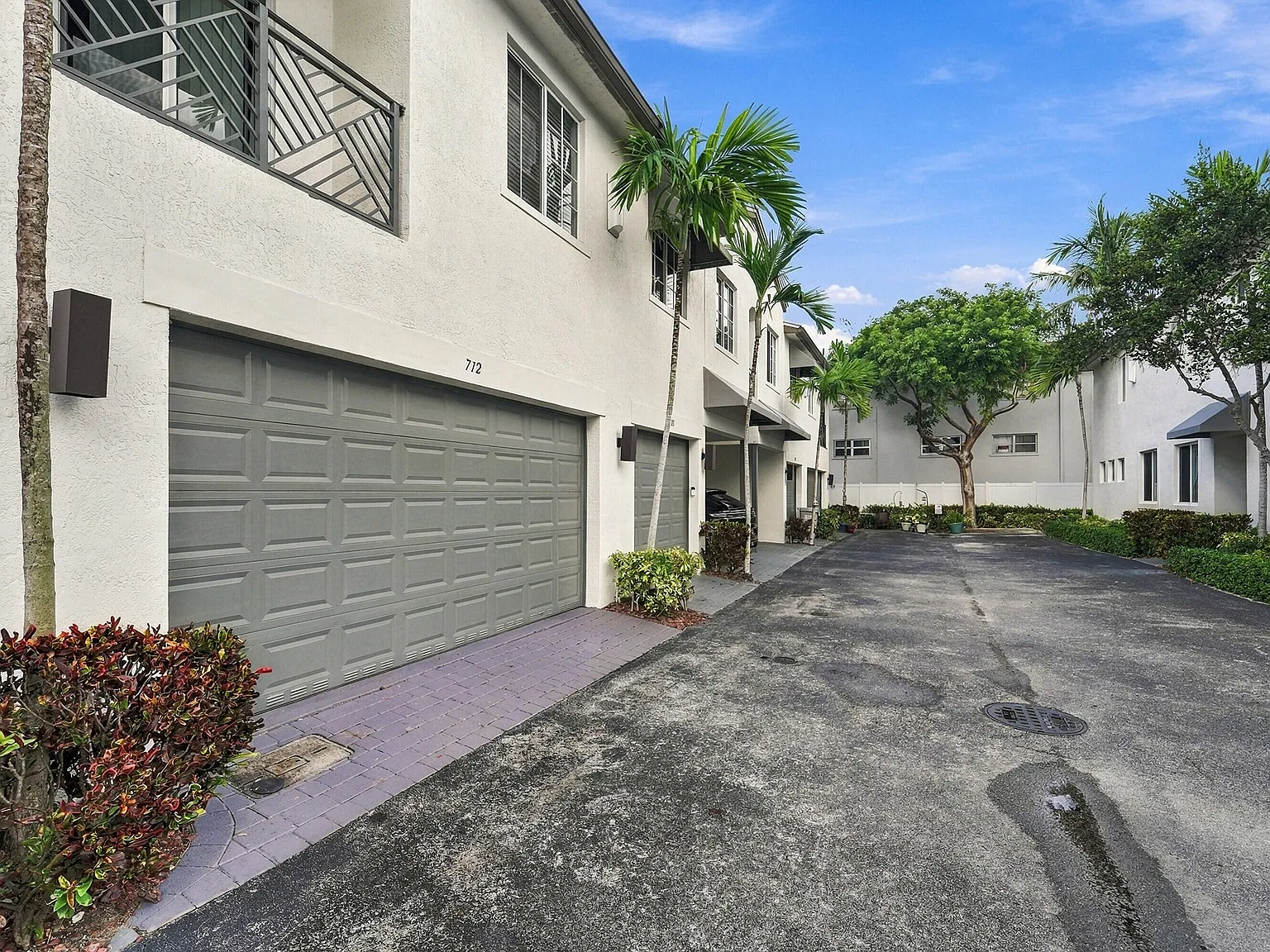 3 bed, 2.5 bath, 2109 sqft, $4,100 — Photo 2