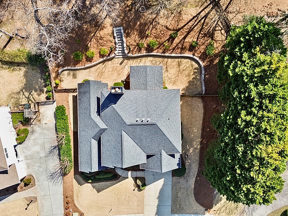 5th image of 3713 Somerset Rdg NW