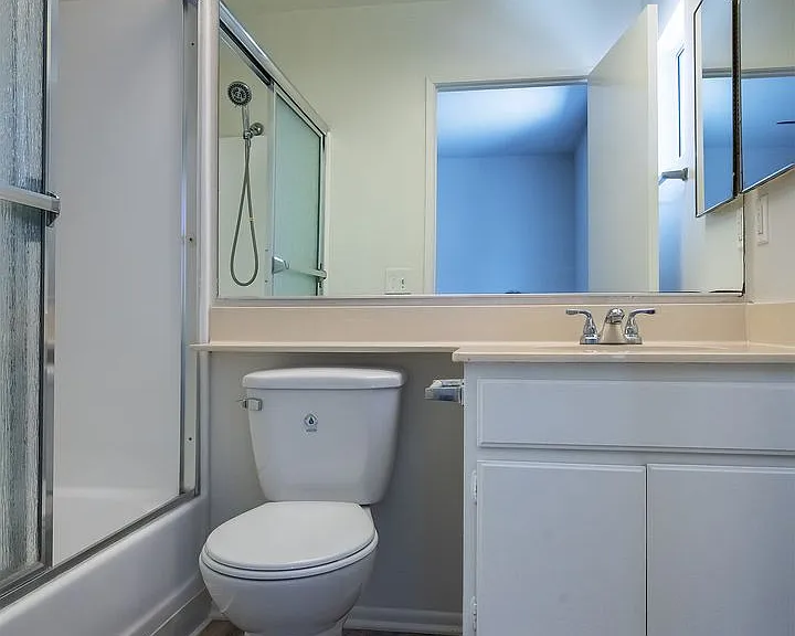 407-409 W Lexington Dr — Photo 13