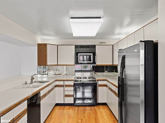 4th image of 4426 W Estes Ave