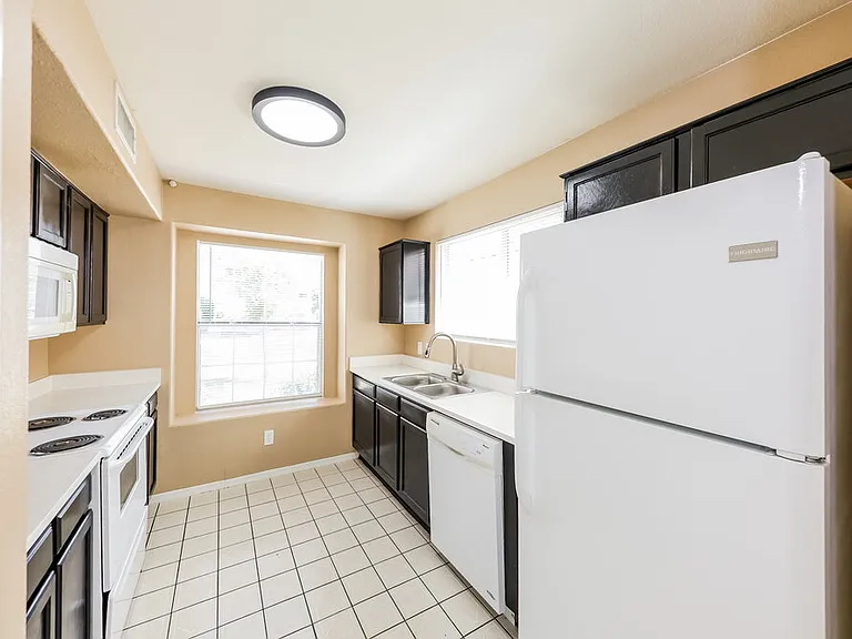 8015 W Laurel Ln — Photo 7