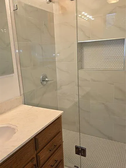 210 E Witt St — Photo 12