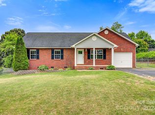 1971 Kings Grant Dr, Newton, NC 28658