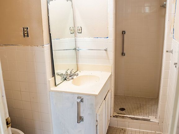 5th image of 200 N IRVIN ST