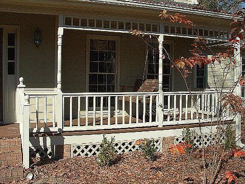 Nice front porch w/ swing