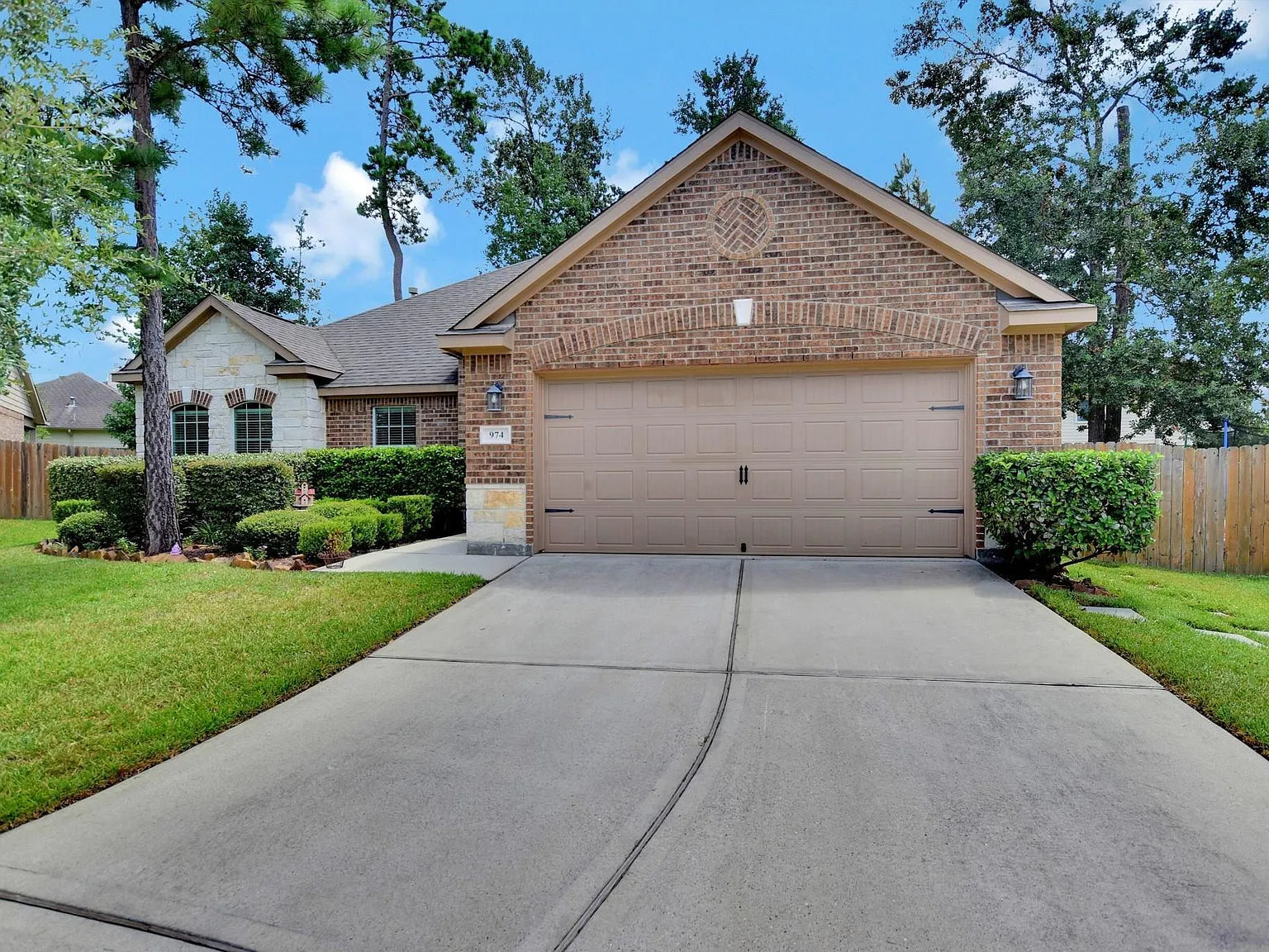 3 bed, 2.0 bath, 1847 sqft, $2,200 — Photo 3