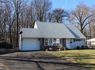 15 Long Loop Rd, Levittown, PA 19056