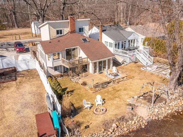 2830 N Duck Lake Rd, Highland, MI 48356