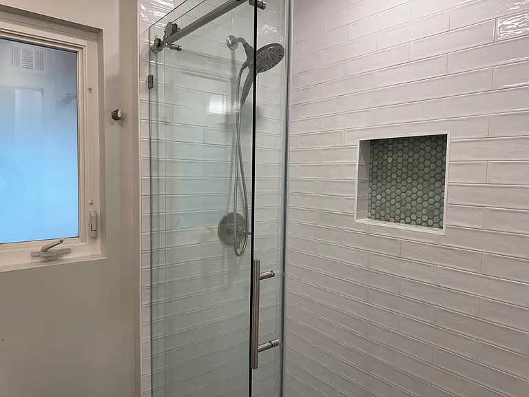 Full bathroom #1