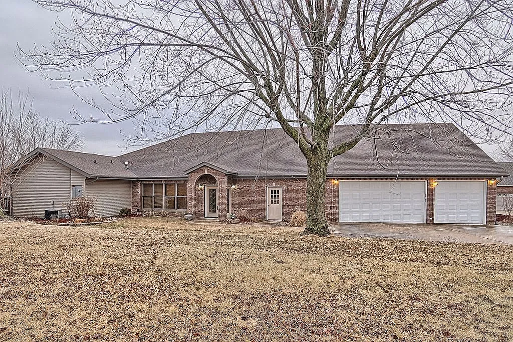 674 Monaco Dr photo 1
