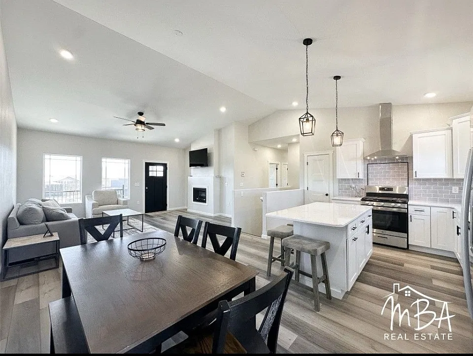 2148 Glenwood Dr — Photo 3