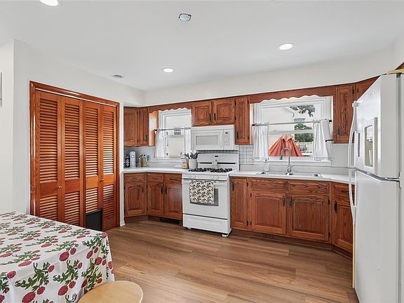 3rd image of 314 Oak Dr
