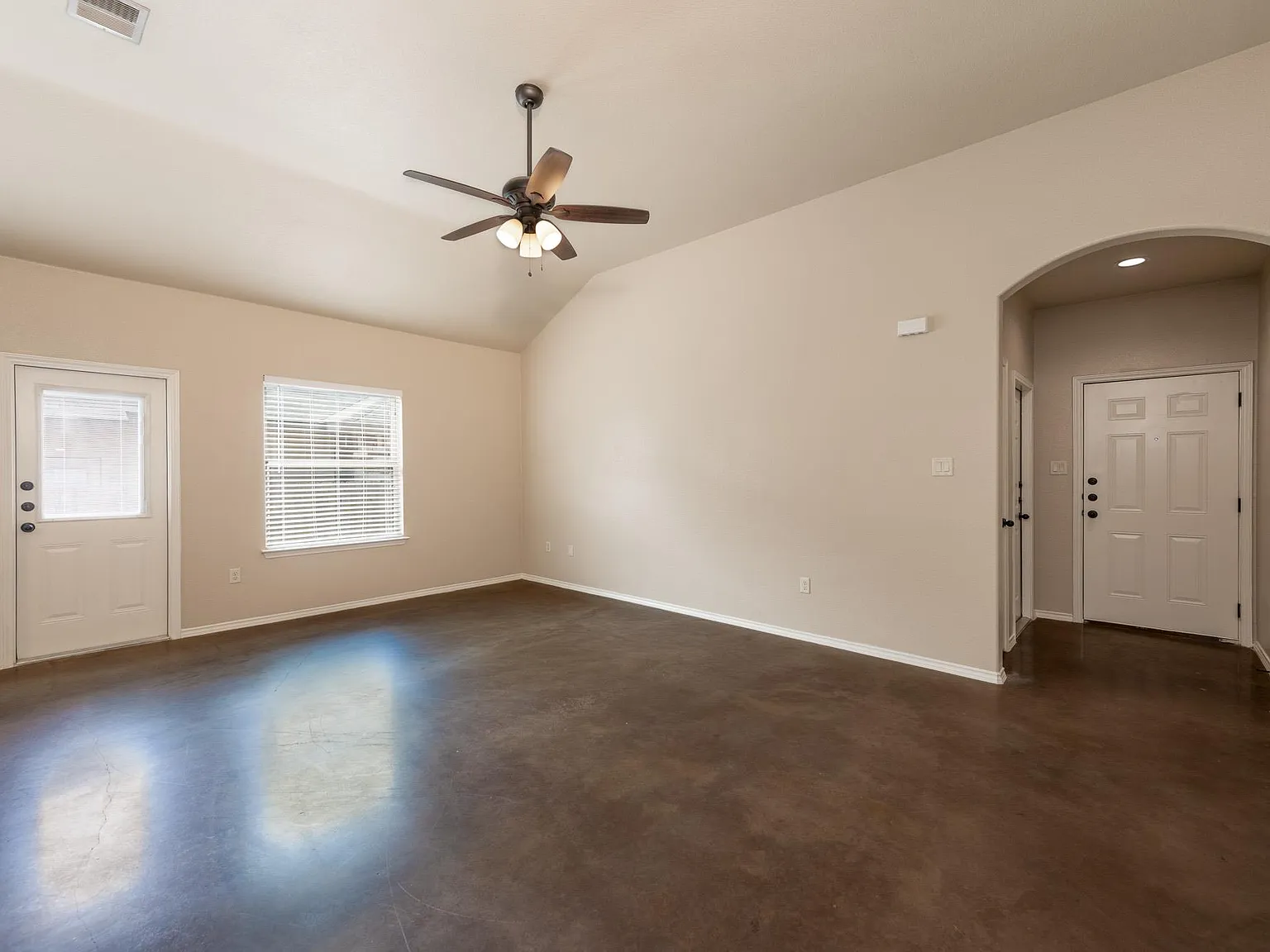 3 bed, 2.0 bath, 1372 sqft, $1,625 — Photo 4