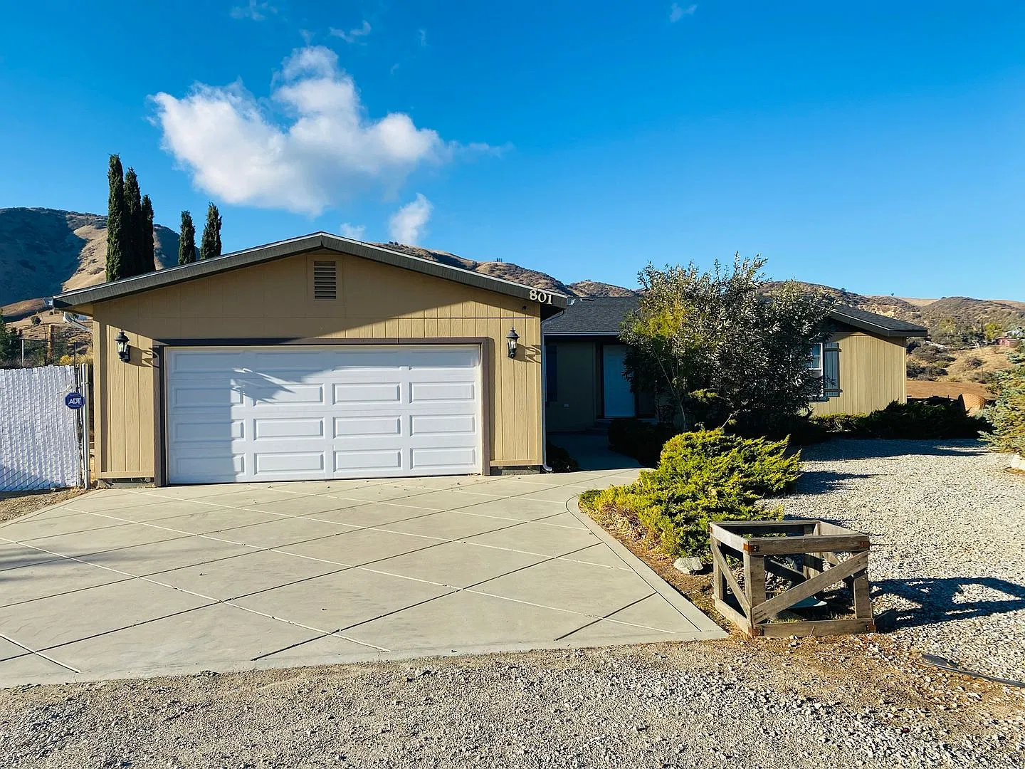 4 Bedroom Private Hilltop Home on 5 Acres with 2-Car Garage, RV Parking & Fireplace — Photo 2