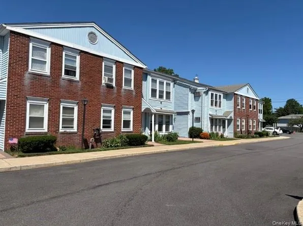 12 Athens Ct, West Babylon, NY 11704