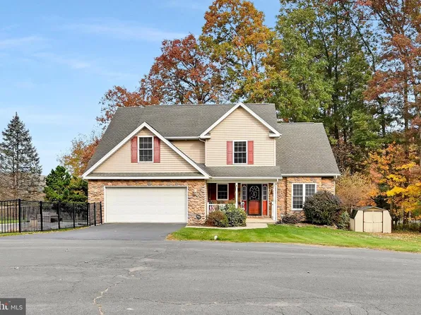 8 Durham Dr, Pottsville, PA 17901