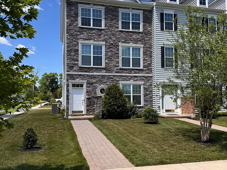 1116 Goddard Way — Photo 1