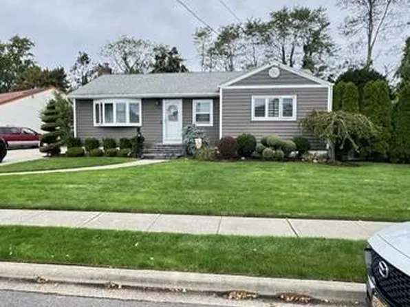21 Clifford Drive, Farmingdale, NY 11735