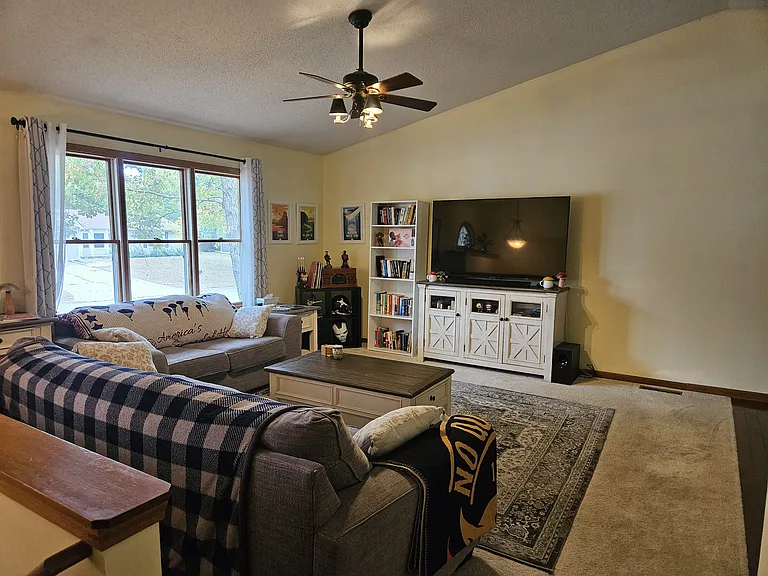 801 Gillespie Dr — Photo 2