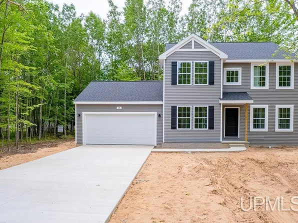 73 Royal Oak Dr, Gladstone, MI 49837