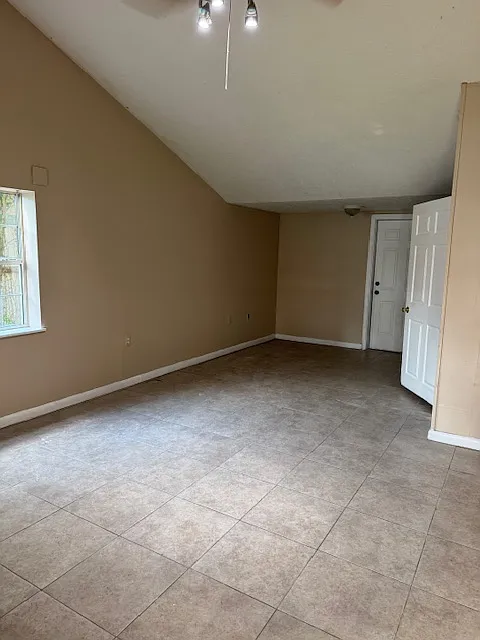 3 bed, 1072 sqft, $1,700 — Photo 2