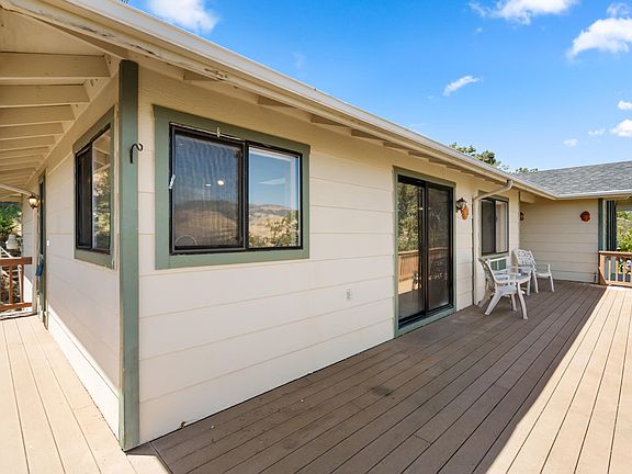 4th image of 3404 Siskiyou Blvd