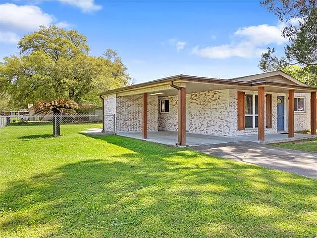 3 bed, 1.0 bath, 1038 sqft, $1,600 — Photo 2
