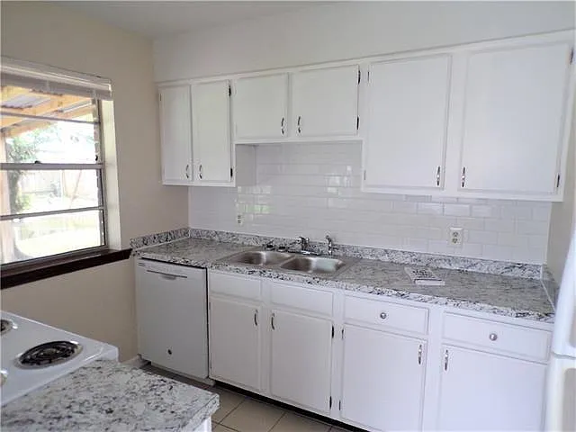 4 bed, 2.0 bath, 2100 sqft, $2,195 — Photo 4