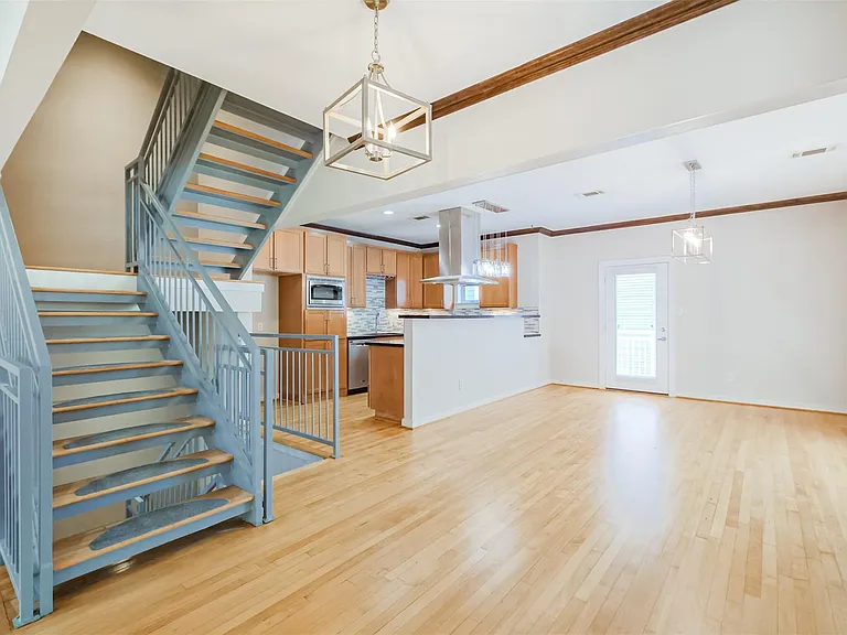 2364 Arlington St — Photo 15