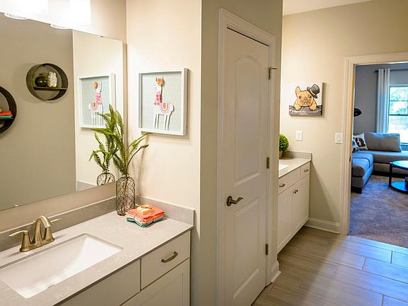 Shared second level bath