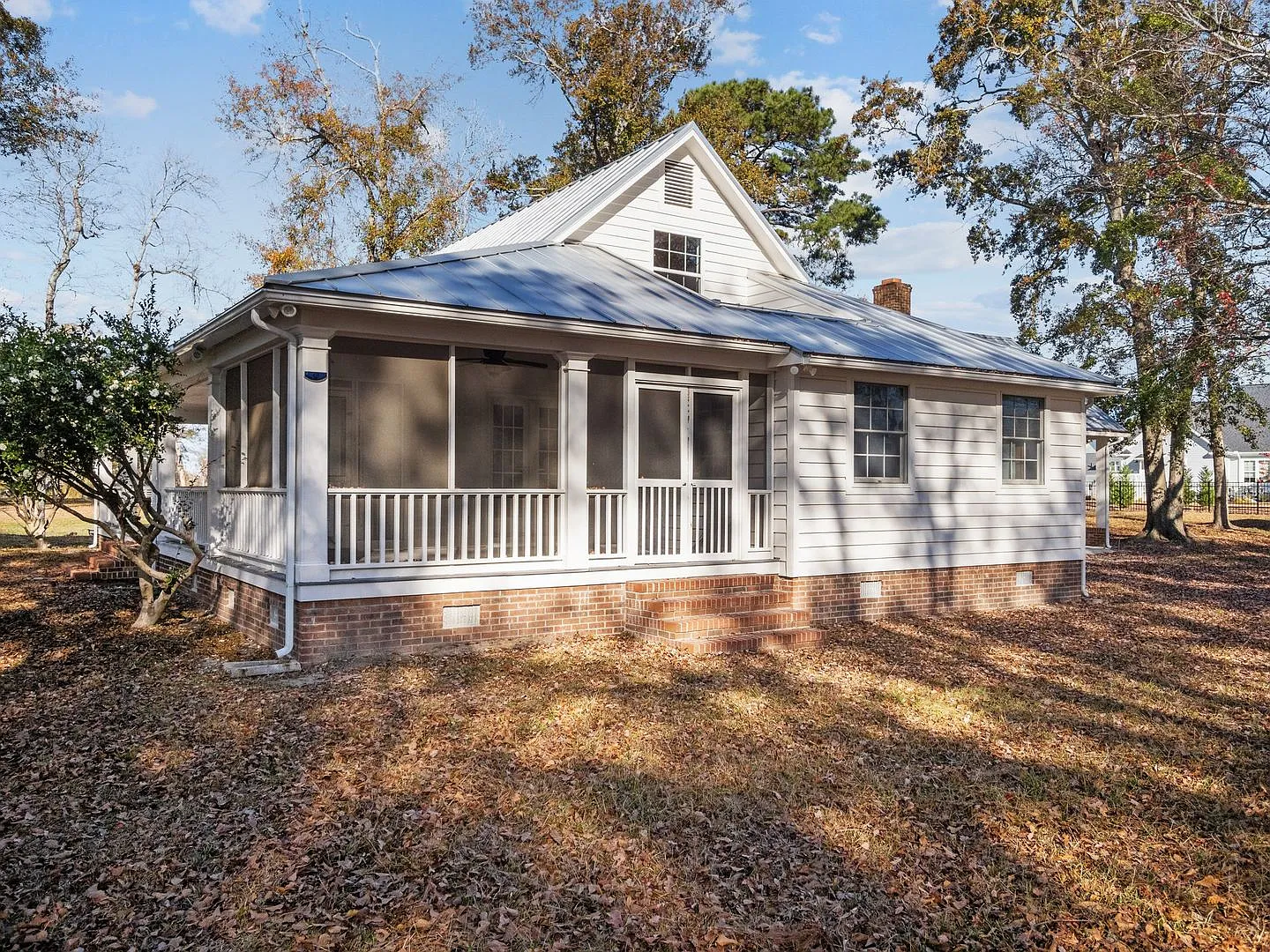 Classic private high end home of large lot — Photo 2