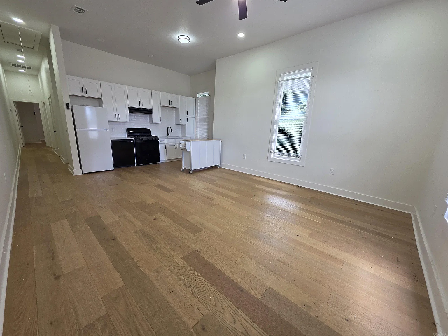 2 bed, 1.0 bath, 881 sqft, $1,050 — Photo 4