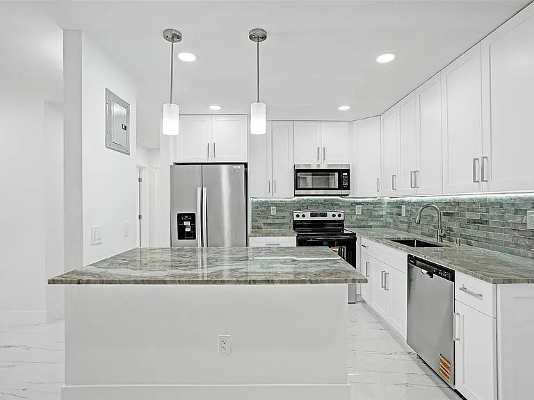 1437 SW 1st Ave — Photo 6