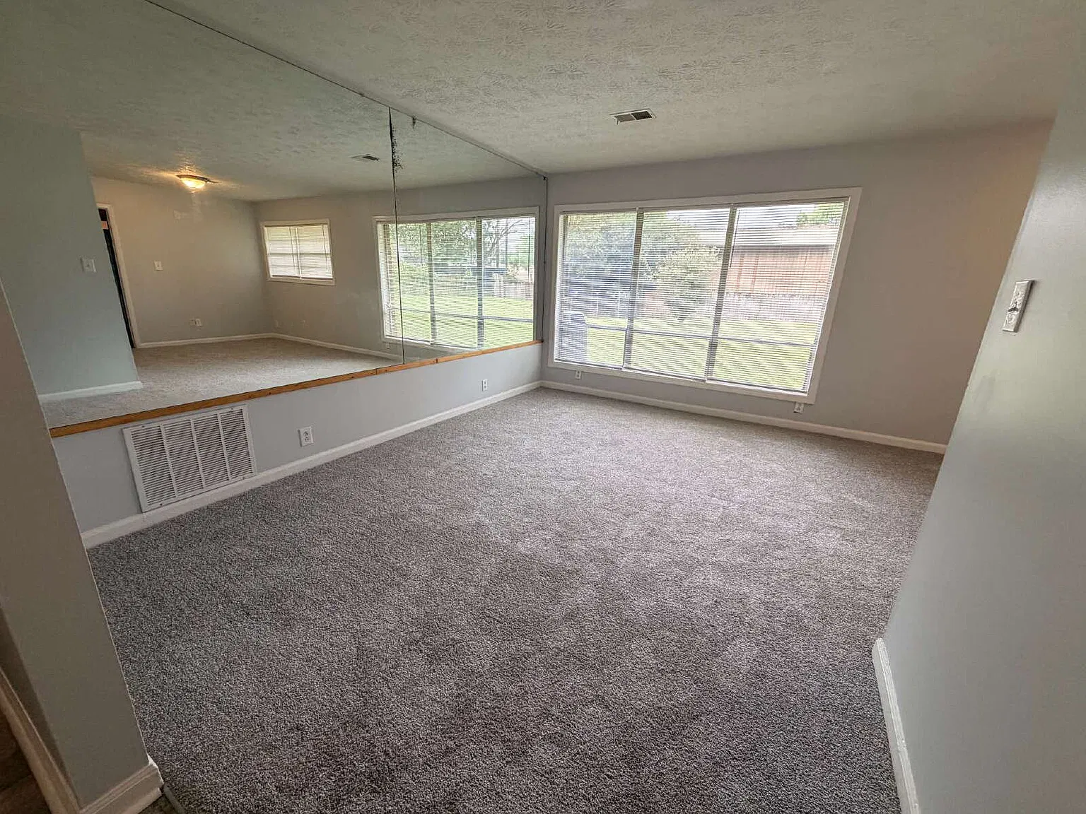 3 bed, 2.0 bath, 1227 sqft, $1,600 — Photo 2