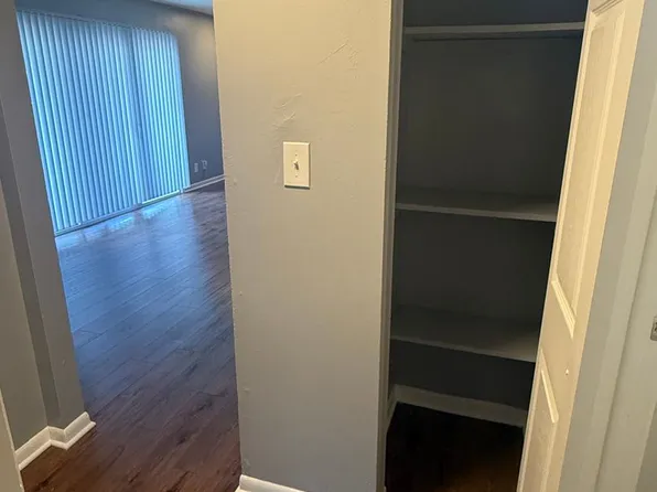 Knaack - 4011, 4011 Warwick Blvd APT 6, Kansas City, MO 64111