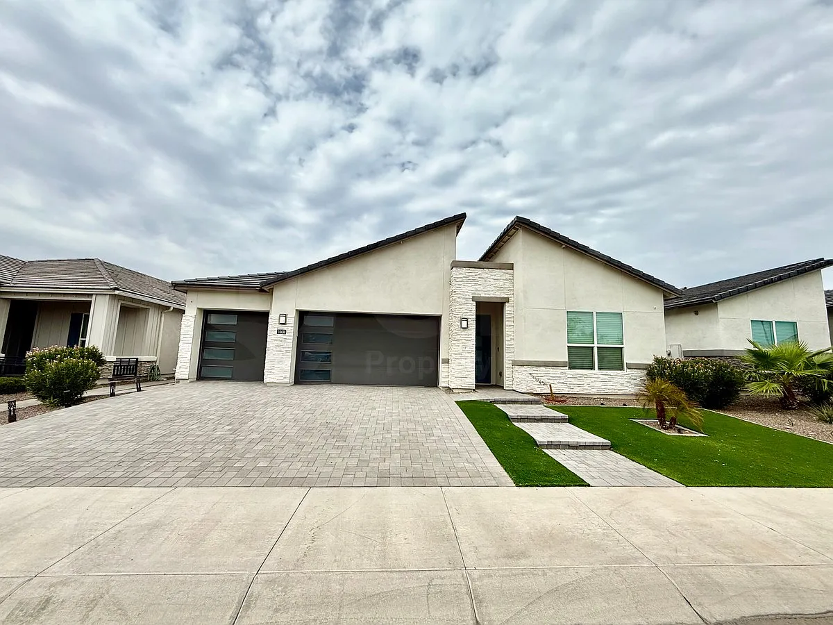4 bed, 3.0 bath, 2242 sqft, $2,999 — Photo 2