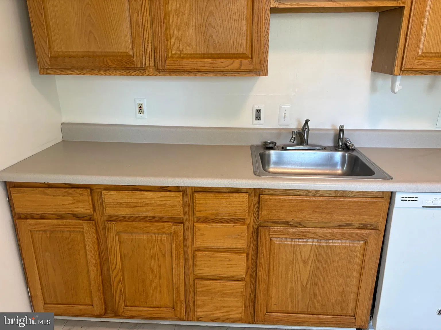 3 bed, 1.0 bath, 816 sqft, $1,700 — Photo 3