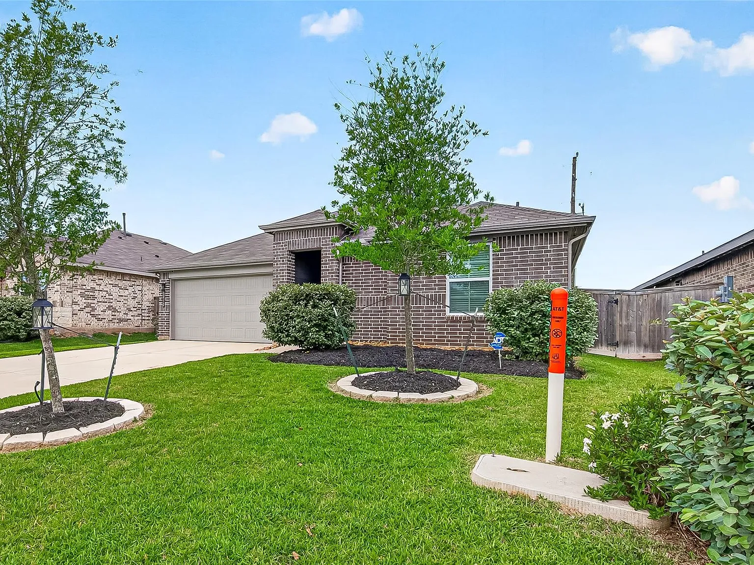 3 bed, 2.0 bath, 1263 sqft, $2,000 — Photo 2