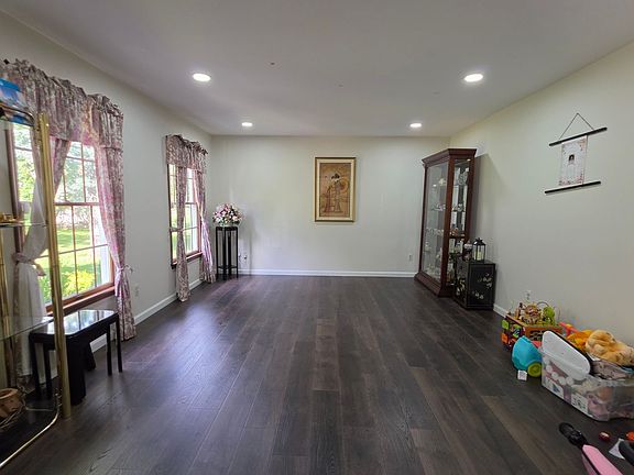 5th image of 28 Henderson Rd