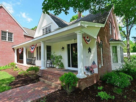 3rd image of 20 Poquanticut Ave