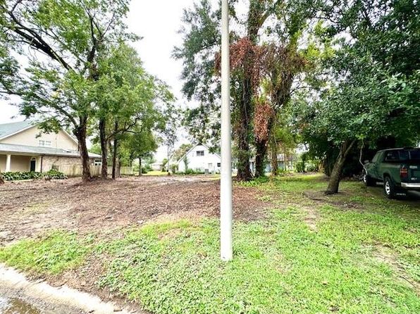 2 Whispering Oaks Dr, New Orleans, LA 70123