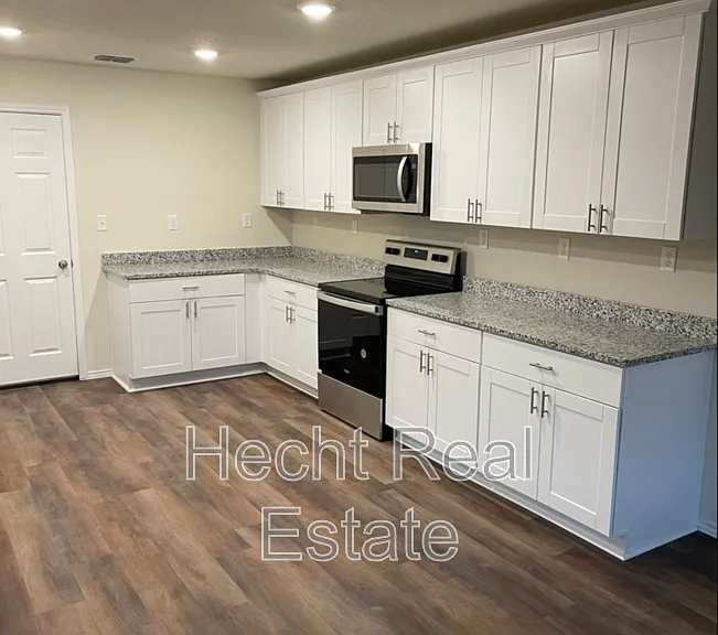 451 Forsythia — Photo 3
