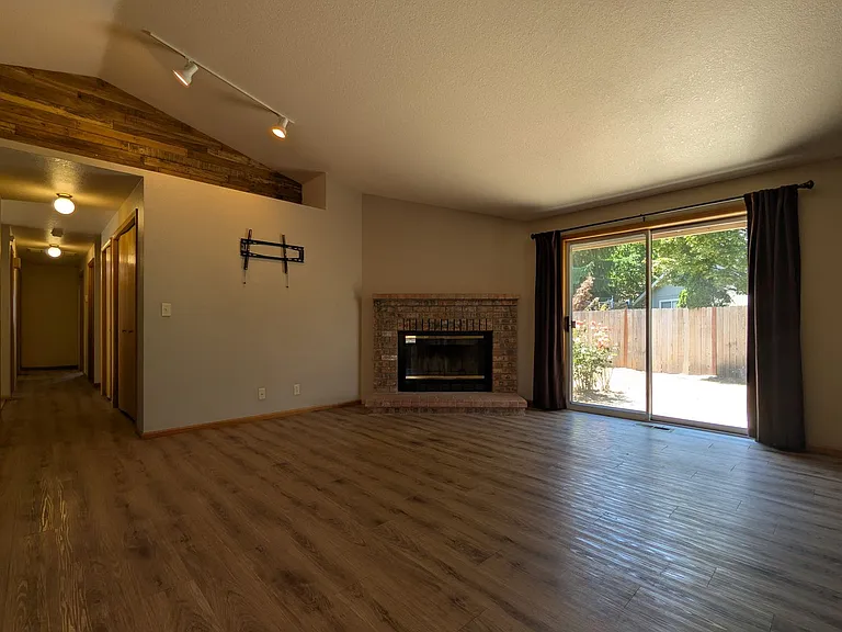 2558 Cubit St — Photo 7