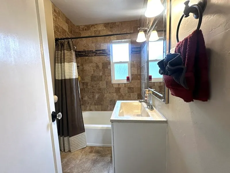 4 bed, 2.0 bath, 1824 sqft, $2,100 — Photo 3