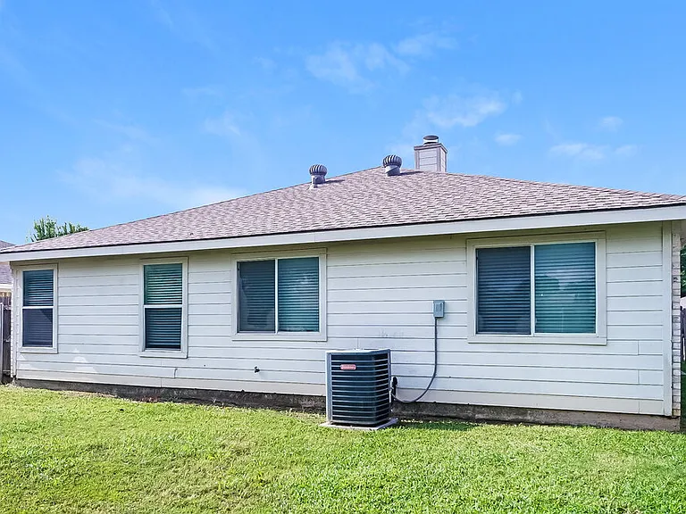 1121 Sandalwood Dr — Photo 16