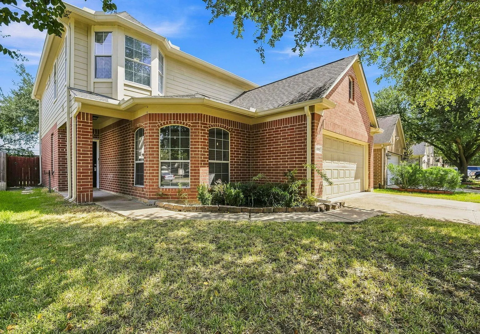 4 bed, 2.5 bath, 2394 sqft, $2,390 — Photo 2