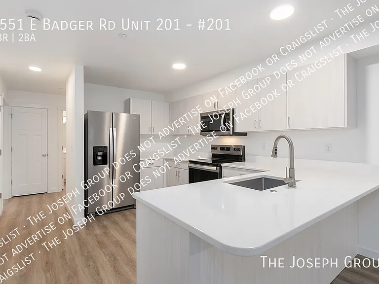 Town's Edge Apartments - 1555 E Badger Rd — Photo 9