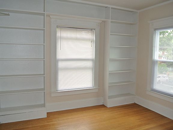 4th image of 909-911 Westcott St #1