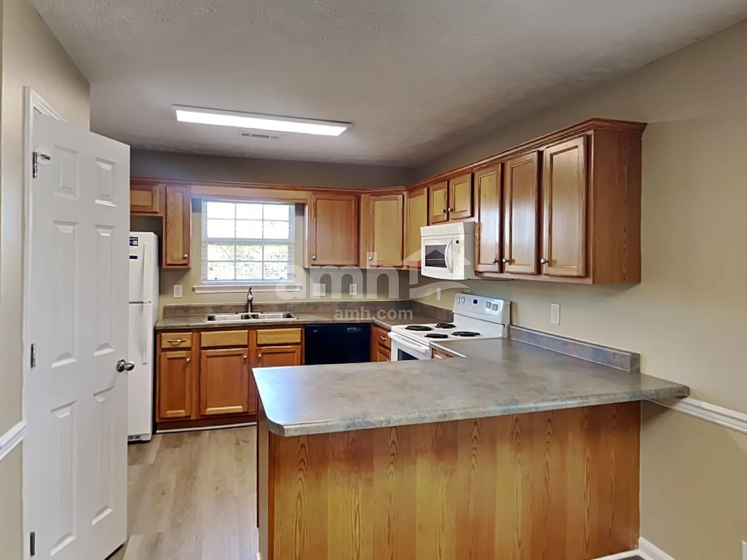 3 bed, 2.5 bath, 1936 sqft, $2,260 — Photo 3