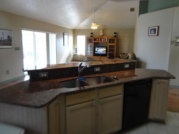 4th image of 961 SE Browning Ave
